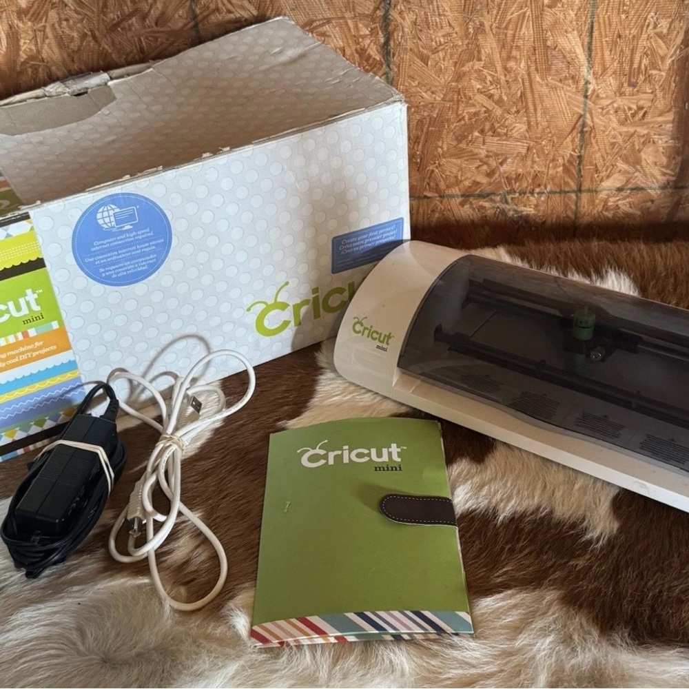 Cricut Mini Electronic Die Cutting Machine CMNI001 with Box